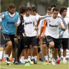 La plantilla merengue durante un entrenamiento.
