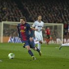 Messi, rodeado de jugadores del Madrid, en uno de los últimos clásicos jugados en el Camp Nou.