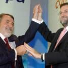 Mayor y Rajoy, ayer, en Valladolid durante un mitin en el que el público echó de menos a Aznar