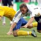 Ljumberg y Podolski caen al suelo tras chocar en el partido de ayer