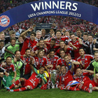 Jugadores y cuerpo técnico del Bayern celebran el triunfo en una final en la que el español Javi Martínez también fue protagonista.