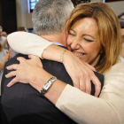 José Antonio Griñán y Susana Díaz se funden en un abrazo, ayer, tras la dimisión del primero.