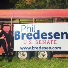 Taylor Swift y su madre, tras ejercer el voto adelantado al candidato demócrata al Senado Phil Bredesen, el 30 de octubre en Tennessee.