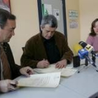 Serafín de Abajo, Miguel Martínez e Inmaculada Bartolomé en la firma del convenio
