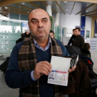 Fuad Sharef muestra el visado de entrada a EEUU en el aeropuerto de Erbil., Irak, a done ha sido devuelto desde Egipto.