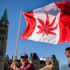 Partidarios de la legalización de la marihuana se manifiestan ante el Parlamento de Canadá, el día que se legalizó esta droga, el 20 de abril del 2016.