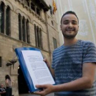 El representante de la Asociación Watani, Mourad El Boudouhi, muestra las alegaciones.