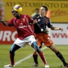 El sueco del Murcia Henok Goitom y César Azpillicueta luchan un balón