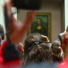 Aglomeración de visitantes frente a La Gioconda, en el Museo del Louvre.