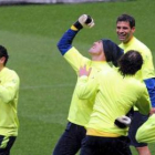 Valdés bromea con sus compañeros Xavi y Márquez en el entrenamiento matinal del Barça.