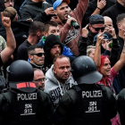 Manifestantes neonazis se encaran con la policía en Chemnitz. /