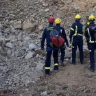 Los técnicos estiman que el rescate de Julen del pozo de Málaga se podría producir en unas 35 horas, tal y como explica el ingeniero Ángel García en el vídeo. En la foto, miembros de los equipos de ayuda, sobre el terreno.