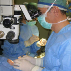 Intervención quirúrgica en uno de los quirófanos de Oftalmología del Hospital de León