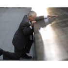 Robert Peraza, quien perdió a su hijo Robert David Peraza en los atentados del 11S, se detiene junto al nombre de su hijo en la placa conmemorativa situada en el World Trade Center de Nueva York.