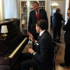 Suárez-Quiñones en el piano, con Silván y  Luis Aznar ayer, en la Casa de León