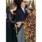 La reina recibe el saludo de la embajadora de Lesotho