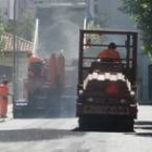 Un momento de las obras de asfaltado en una de las cincuenta y nueve calles de la ciudad