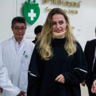 La piloto alemana Sophia Flörsch, de 17 años, abandona el hospital de Macao durante la operaron durante 11 horas tras sufrir un grave accidente en el ^GP de F-3.