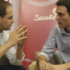 Pedro Sánchez y César Luena conversan durante un encuentro en Ferraz.