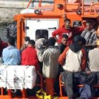 Llegada al puerto de Alicante de una patera con inmigrantes magrebíes