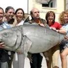 Pablo Carbonell, junto al atún y los actores que participan en la película