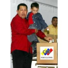Hugo Chávez acudió a votar en compañía de su nieto