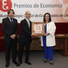 Fernando García Llamas y Nuria González Rabanal entregan el premio a Daniel Carreño. RAMIRO