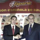 Sergio Scariolo estrecha la mano de José Luis Sáez, presidente de la Federación Española de Balonces