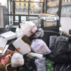 La acumulación de residuos fuera de los contenedores en Semana Santa provocó el aumento de las quejas ciudadanas. DL