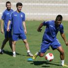 El fútbolista georgiano Iakob, en el centro, espera su turno para contactar con el balón.