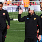 Messi saluda a la afición en el entrenamiento de ayer. ALEJANDRO GARCÍA