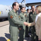 La ministra Carme Chacón saluda a varios pilotos en la base aérea de Decimomannu, en Cagliari.