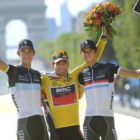 Cadel Evans, en el centro, celebra su victoria en la general del Tour, junto a los hermanos luxembur