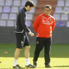 El leonés Jorge Alonso, derecha, conversa con un jugador del Real Valladolid.