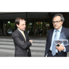 Los fiscales Jacinto Villalvilla y Manuel Martín-Granizo, ayer a las puertas del Palacio de Justicia de Ponferrada.