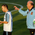 Vicente del Bosque, a la derecha, quiere que Iniesta sea el jugador clave ante Georgia.