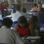 Estudiantes de diferentes carreras en una biblioteca preparándose para los exámenes finales
