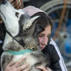 Una niña abraza a su perro en la frontera de Polonia. DUMITRU DORU