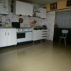 Aspecto que presentaba ayer una de las casas de la calle Cirujano Rodríguez, con el suelo inundado