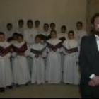 Romualdo Barrera, director del coro de Pueri Cantores, junto a algunos de los niños que lo integran