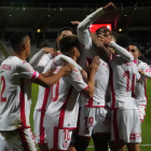 Dorian recibe la felicitación de sus compañeros al lograr el gol que supuso la victoria para la Cultural. J. NOTARIO