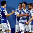 Los futbolistas de la Real celebran el gol de Illarramendi. JUAN HERRERO