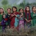 Niñas afganas contemplan la llegada de observadores de la ONU a un pueblo a 410 kilómetros de Kabul