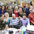 El veterano Adam West, en el centro de la foto, sentado, junto a los actores de la serie 'The Big Bang Theory'.