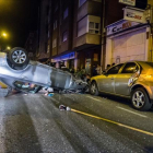 El vehículo volcó de forma espectacular en mitad de la calle.
