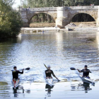 Piragüistas entrenando en el río