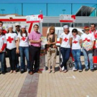 María Eugenia Gancedo, en el centro, junto a los representantes de Cruz Roja.