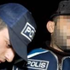 El sospechoso de asesinato, Ogun Samast, es conducido por un policía en la comisaría de Samsun
