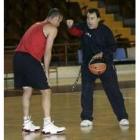 Aranzana da instrucciones a Carles Marco durante un entrenamiento