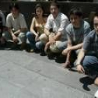 Los seis estudiantes leoneses que participarán en la Ruta Quetzal posan cerca de la Catedral